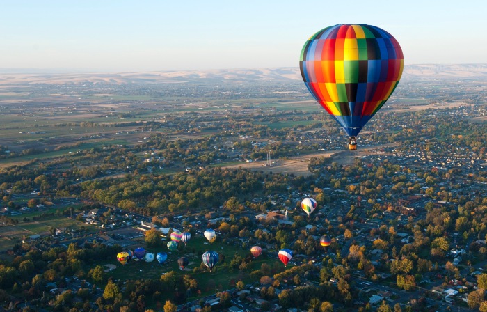 Hot air balloons raise within 30-seconds from one another Friday morning at Tietan Park in Walla Walla, Wa. 16 October 2015  (MICHAEL LOPEZ/Walla Walla Union-Bulletin via AP)